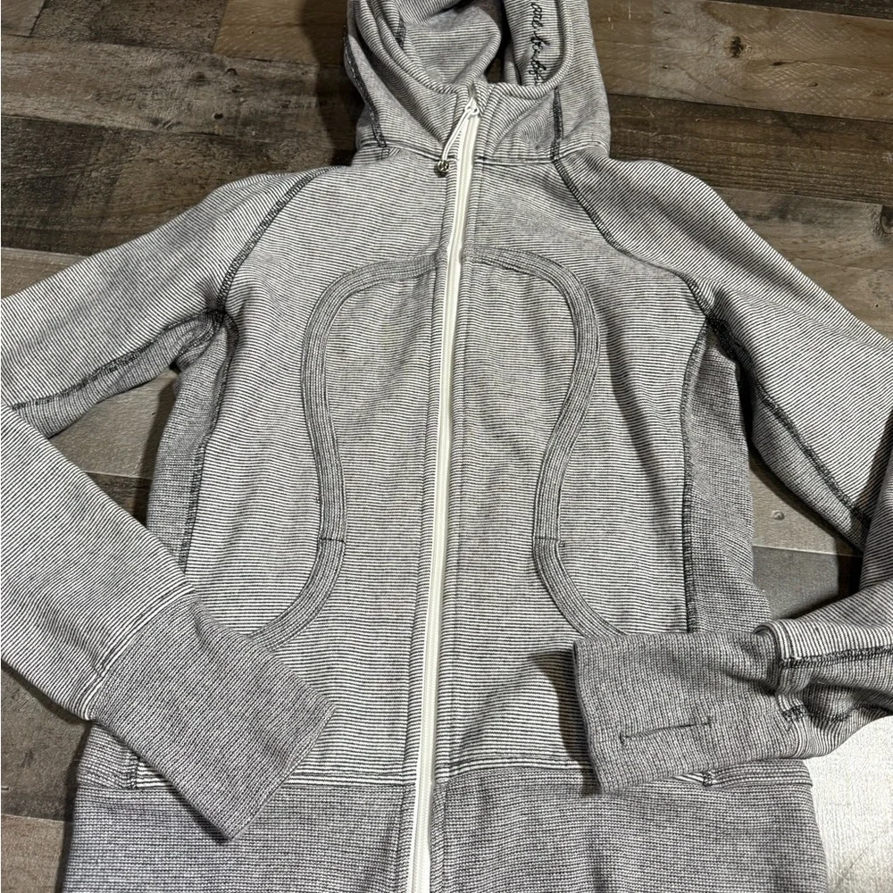 Lululemon Scuba Hoodie Full Zip‎ – Micro Stripe Gray White – Embroidered Hood